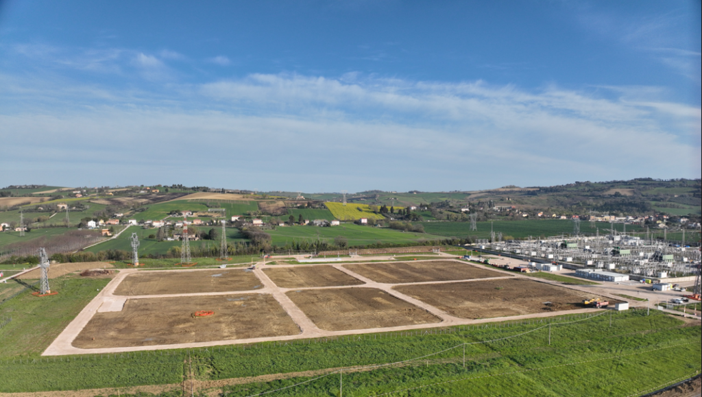 Vista aerea dell’area della futura stazione HVDC di Fano accanto alla stazione Terna