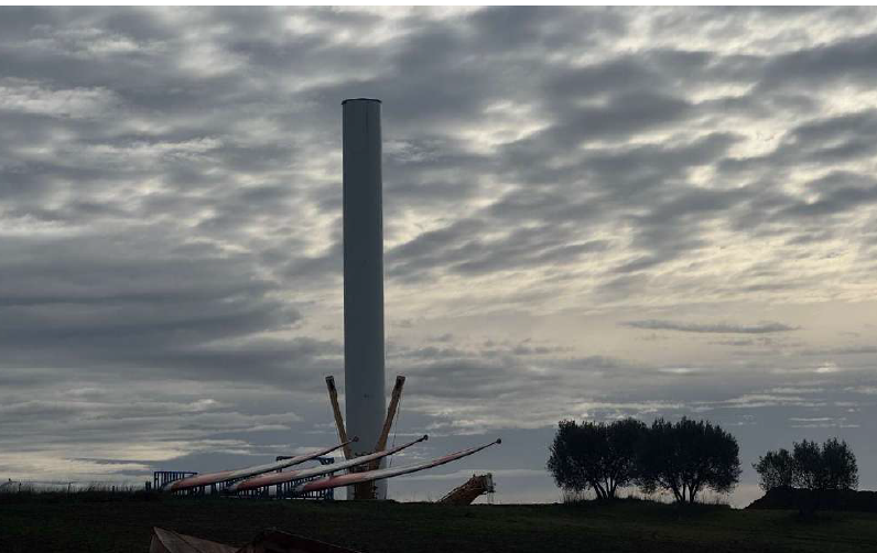 Cantiere del parco eolico di Arlena di Castro con turbina eolica in fase di installazione